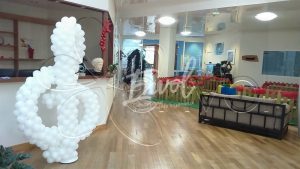 Décoration ballons, arche ballons, colonnes ballons sur le thème de la musique et décoration événement musique