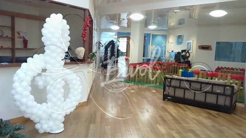 Décoration ballons, arche ballons, colonnes ballons sur le thème de la musique et décoration événement musique