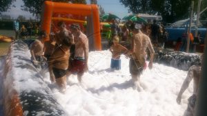 Une partie de foot grâce à la machine de la Soirée mousse