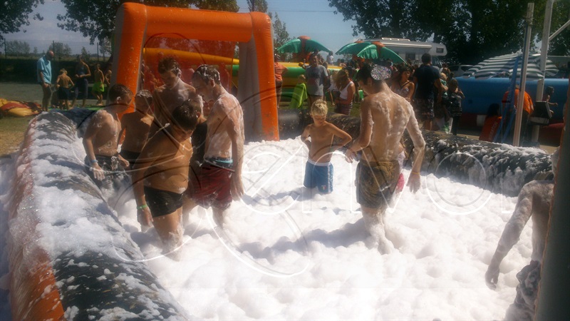 Une partie de foot grâce à la machine de la Soirée mousse