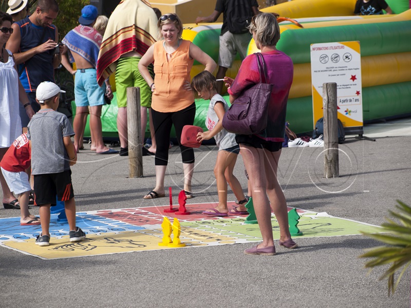 jeux en bois lors d'une journée famille