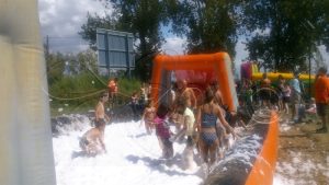Une partie de foot grâce à la machine de la Soirée mousse