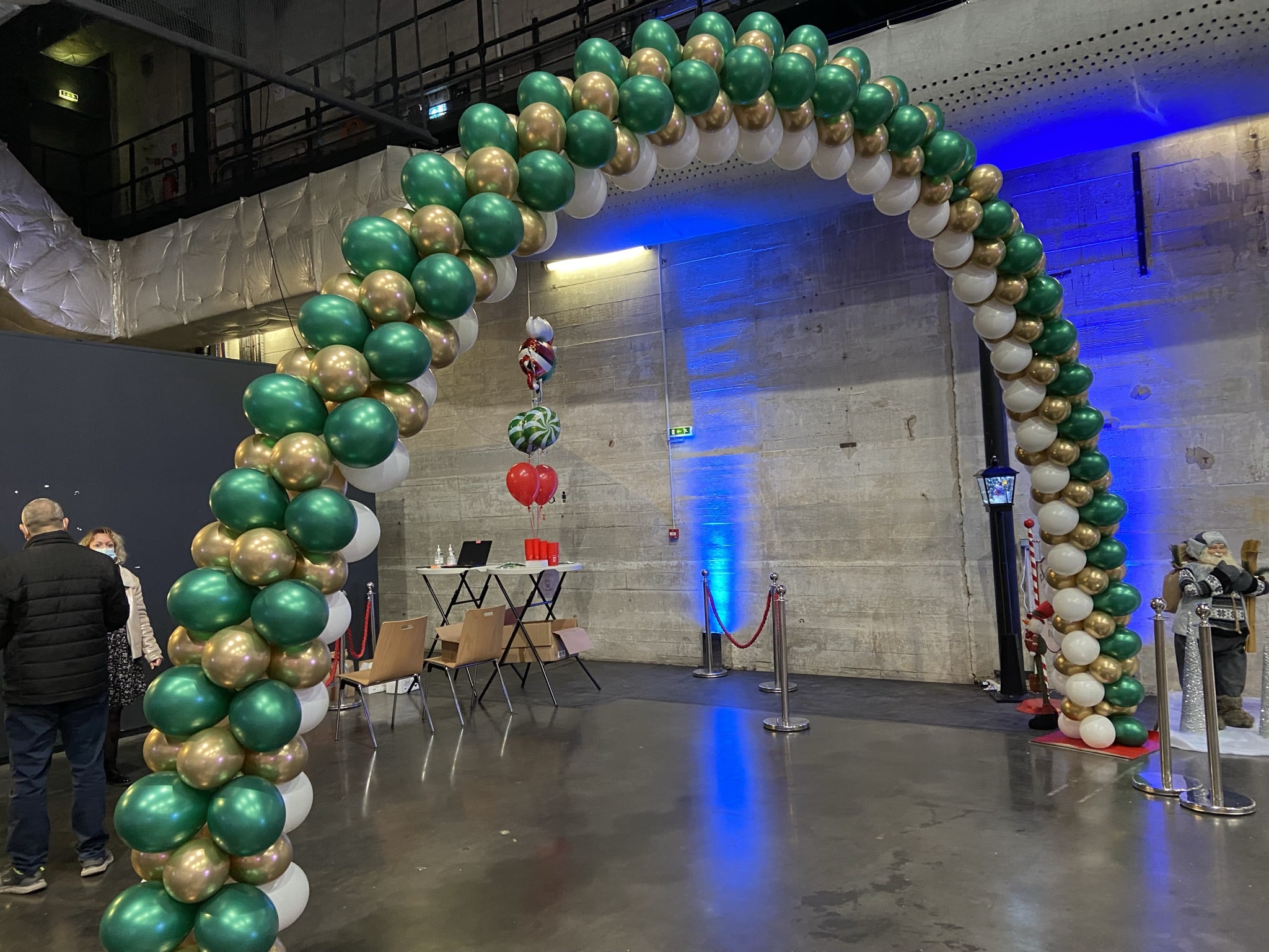 deco-ballon-grande-salle-arbre-noel.-envoljpeg