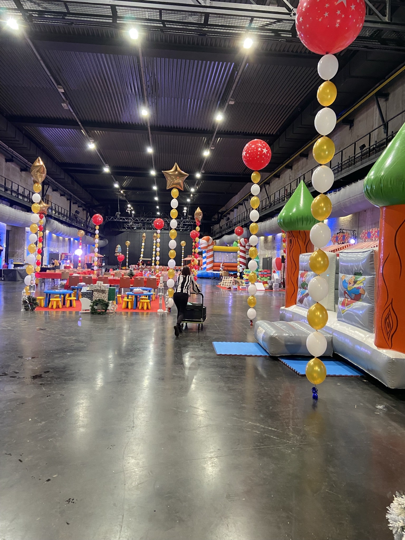 deco-ballon-grande-salle-arbre-noel.-envoljpeg