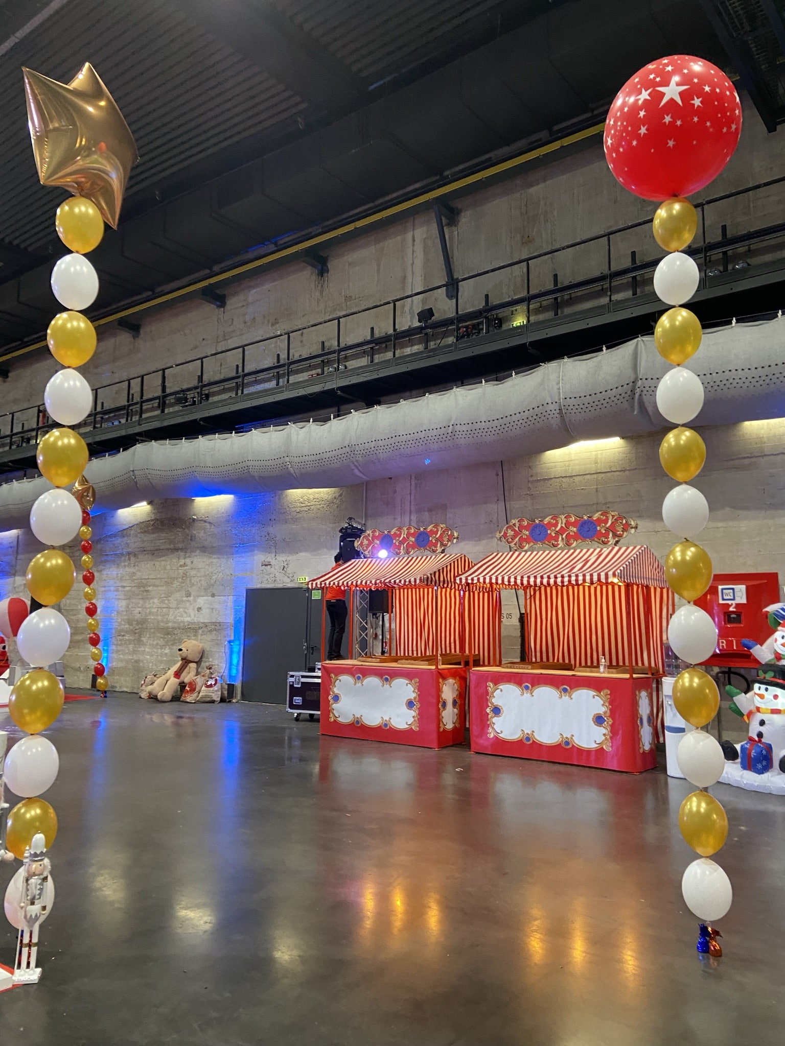 deco-ballon-grande-salle-arbre-noel.-envoljpeg