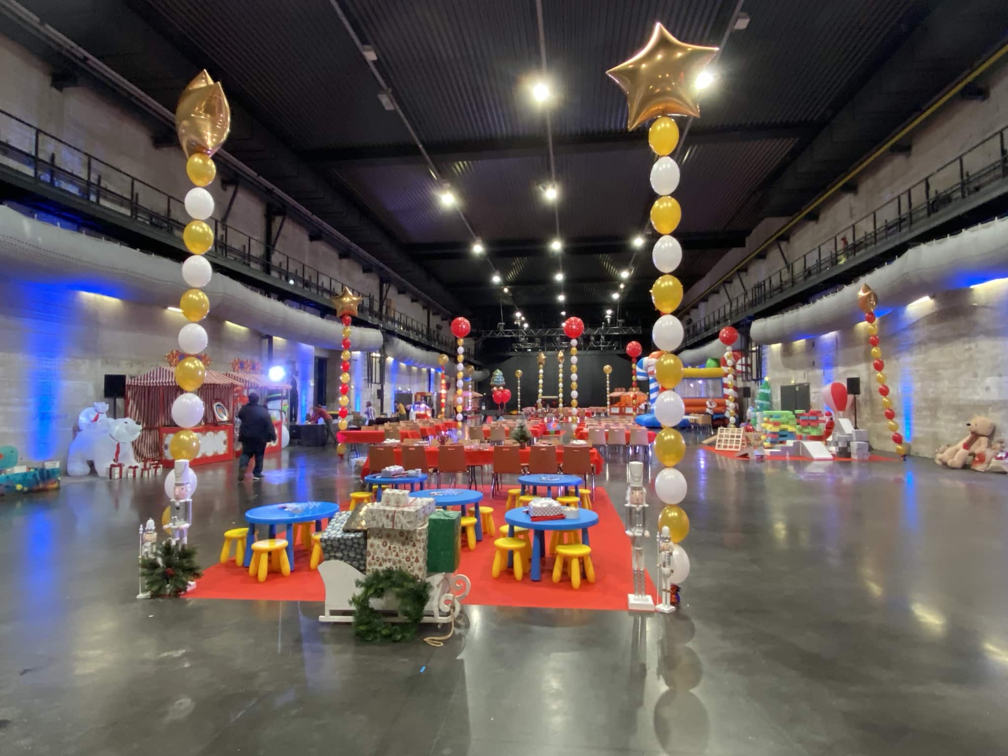 deco-ballon-grande-salle-arbre-noel.-envoljpeg