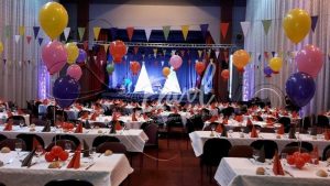 Des voiles lycra blanches pour une décoration sur scène