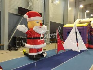 Décoration avec des voiles lycra blanches et le Père Noël gonflable