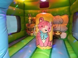 chateau gonflable avec jeux de lumiére et sonorisation integrée