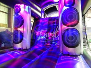 Parcours disco avec jeu de lumière et musique intégrés