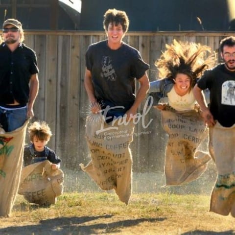 jeu géant course en sac