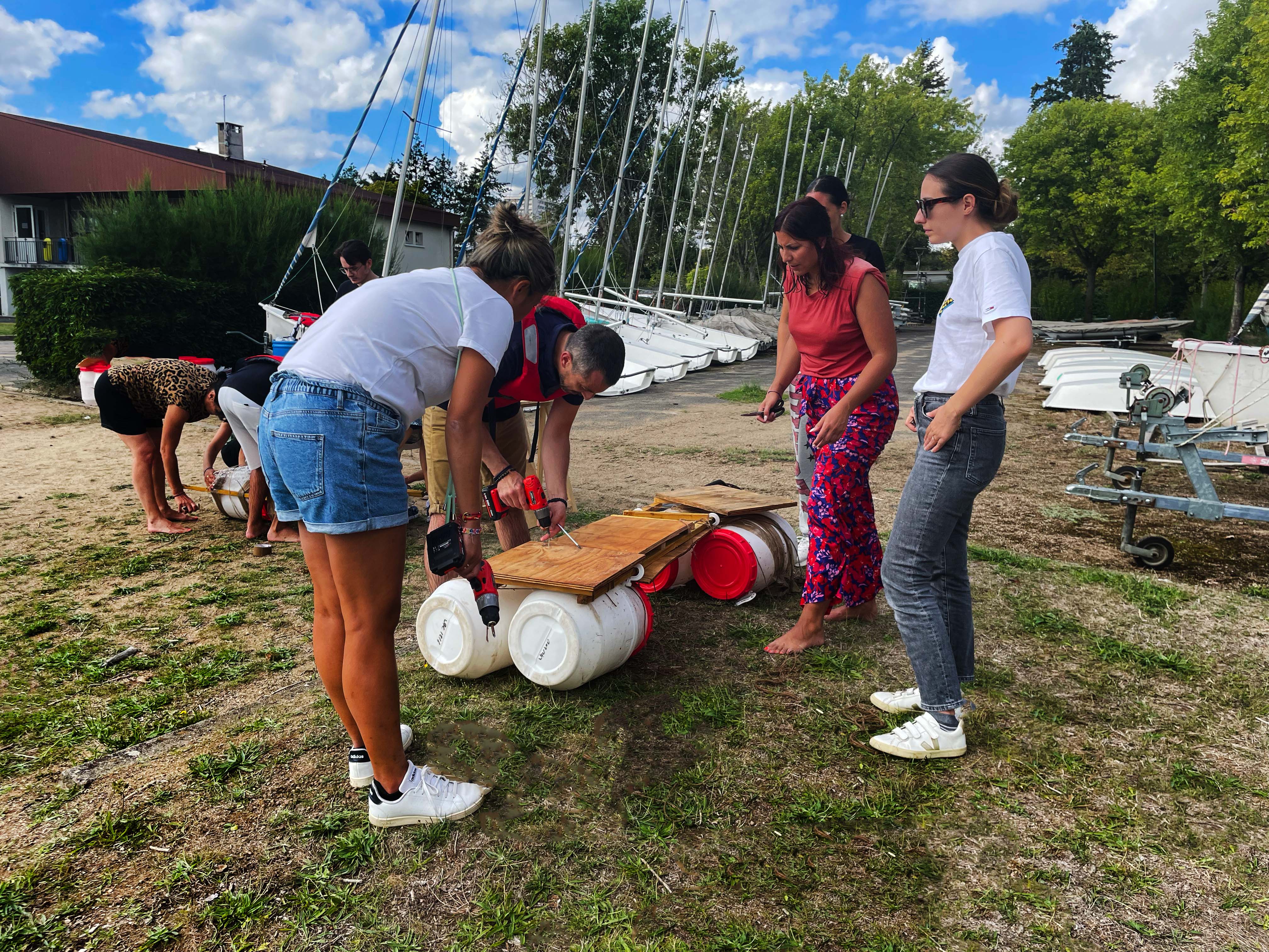 team-building-creatif-construction-de-radeaux