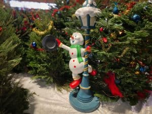 Statue-Bonhomme-de-neige-sur-son-lampadaire